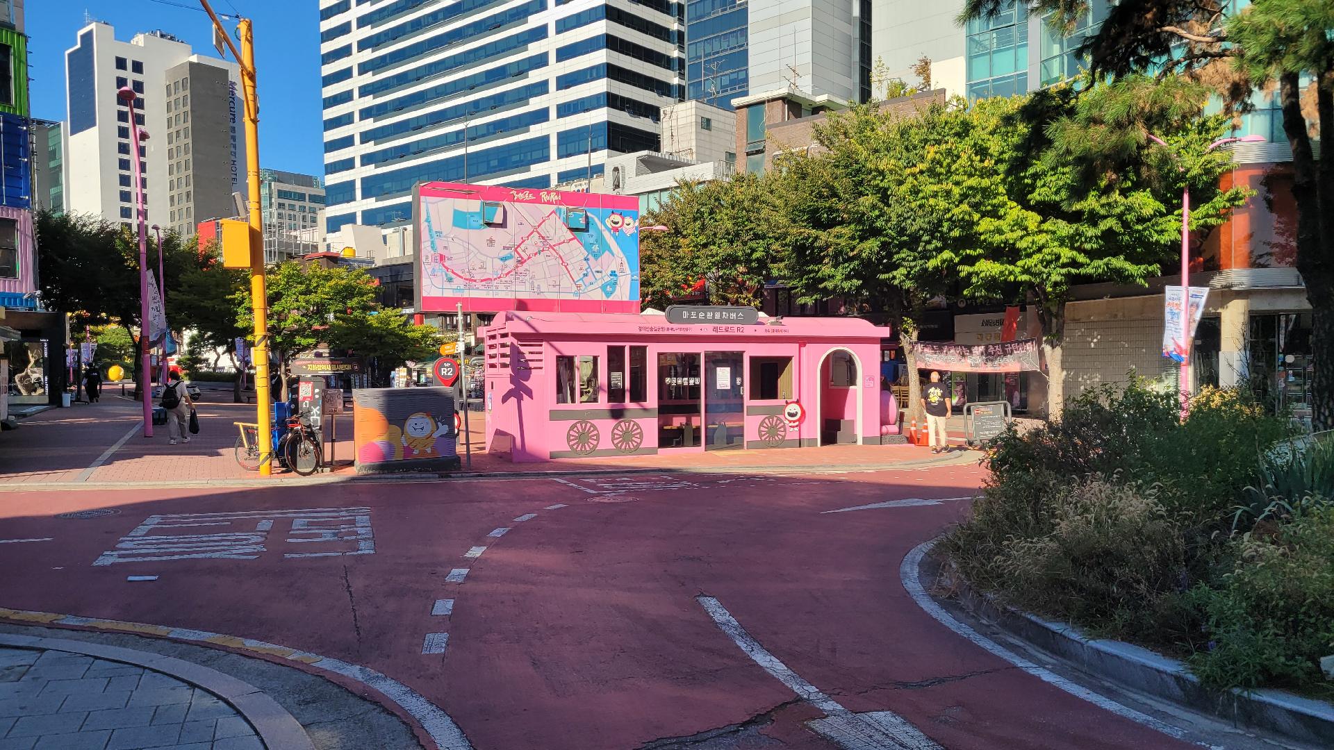 홍대 레드로드 R2 관광안내소와 거리 현장