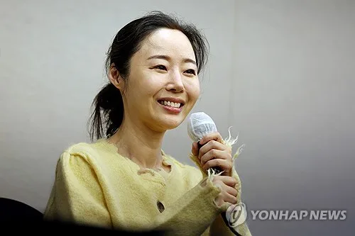 2024년 5월 31일 기자회견에서 마이크를 들고 발언하는 민희진 당시 어도어 대표